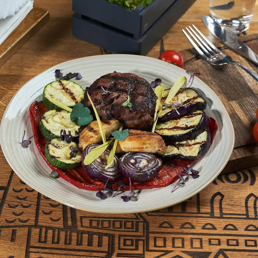 Mușchi de vită cu vinete, dovlecel, ardei și ceapă roșie coapte la Josper