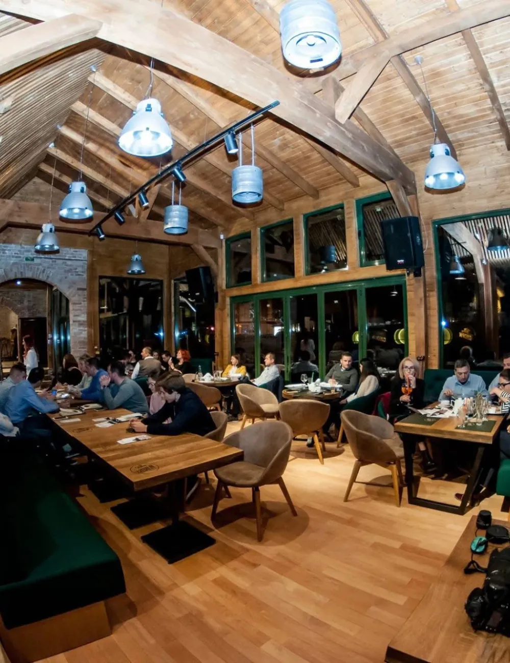 Sala mare a Casei cu Bere, cu grinzi de lemn și mese lungi